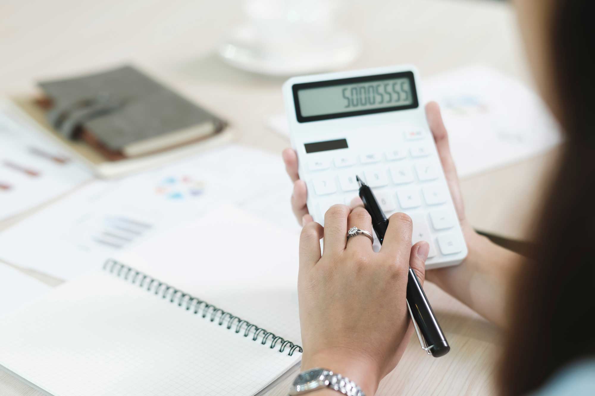 accountant-or-banker-calculate-the-cash-bill